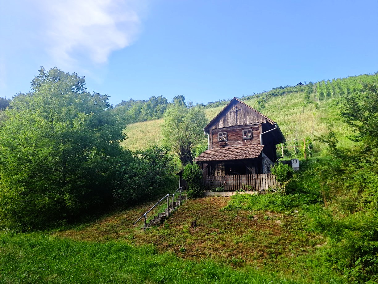 AVTENTIČNA LESENA ZIDANICA
