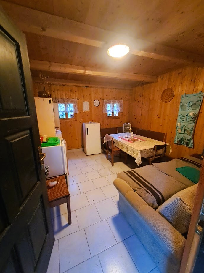 AVTENTIČNA LESENA ZIDANICA
