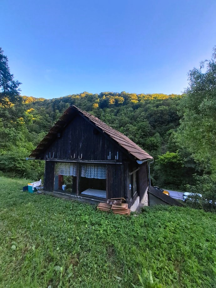 AVTENTIČNA LESENA ZIDANICA